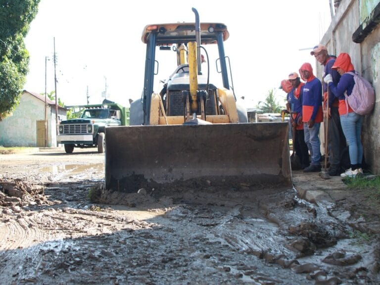 Alcaldía de San Felipe limpia y despeja las calles de El Paují tras la crecida de la quebrada Picurito