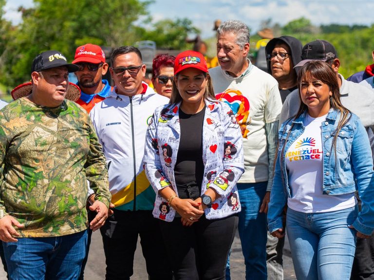 Gobernadora Yulisbeth García inspeccionó asfaltado de la carretera Upata – El Palmar