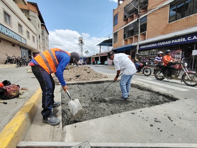 Alcaldía de Bruzual avanza a paso firme con el Plan de Asfaltado y Bacheo 