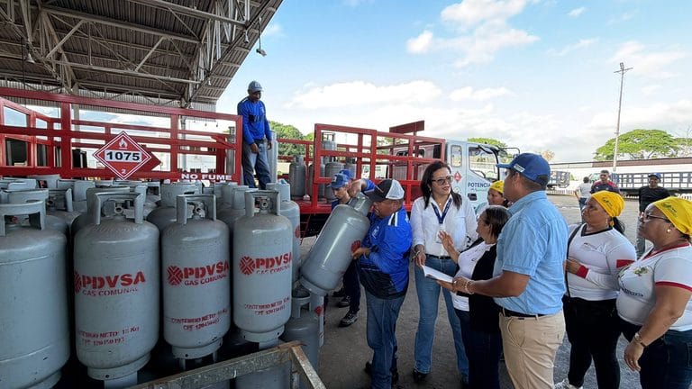 Gobernación de Yaracuy fortalece el PAE en 200 instituciones educativas con la entrega de 400 cilindros de gas