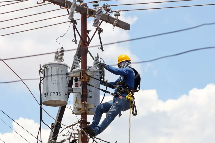 Corpoelec instala nuevos transformadores para optimizar servicio en Caracas y La Guaira