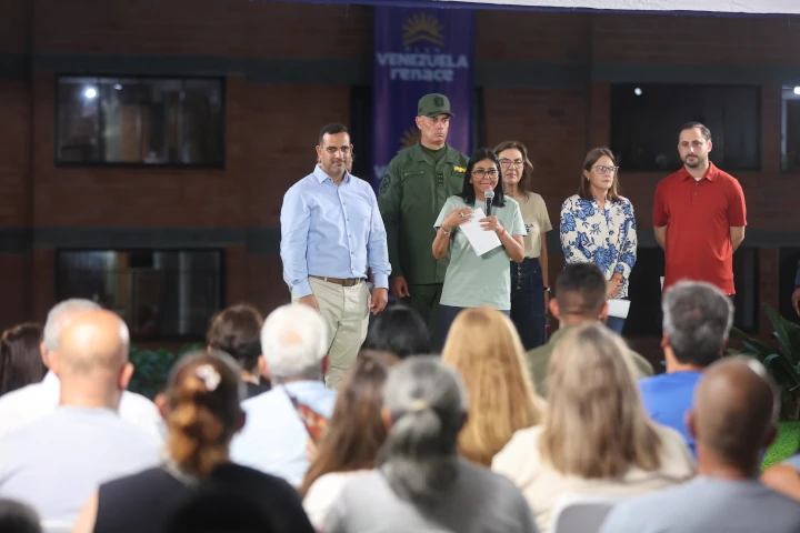 Presidenta Rodríguez otorga financiamientos a juntas de condominio de Aragua y La Guaira